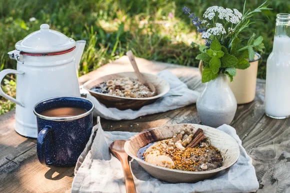 Frühstück im Freien mit Porridge und Kaffee